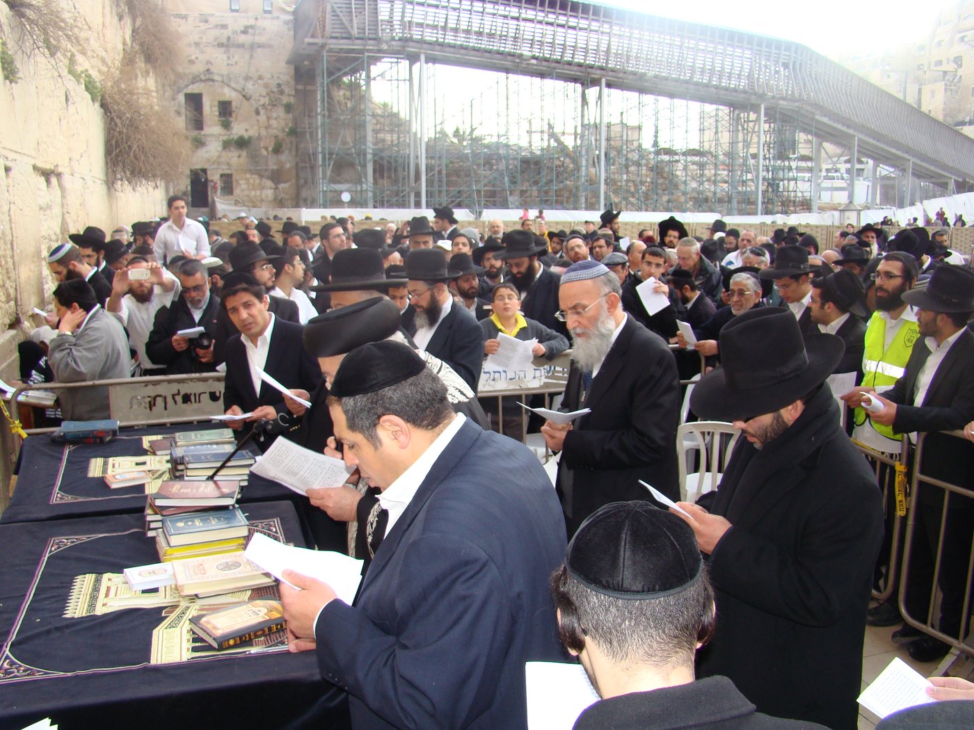 צפו: תפילה לרפואת הרב יוסף