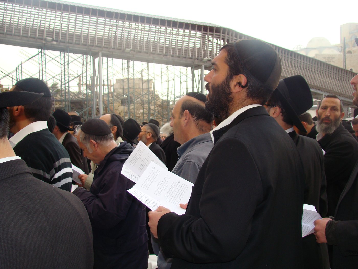 צפו: תפילה לרפואת הרב יוסף