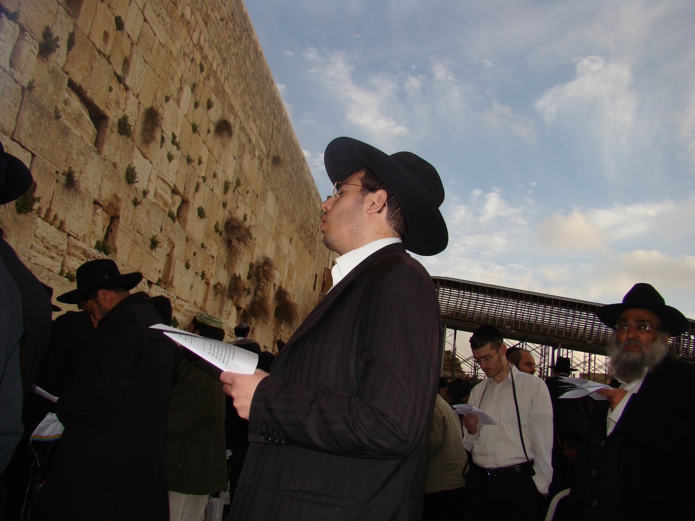 צפו: תפילה לרפואת הרב יוסף