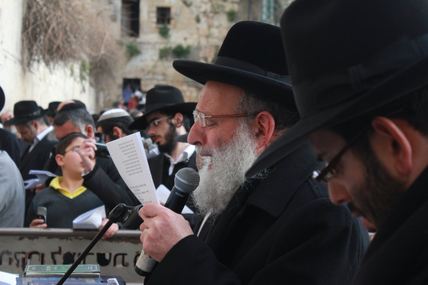 צפו: תפילה לרפואת הרב יוסף