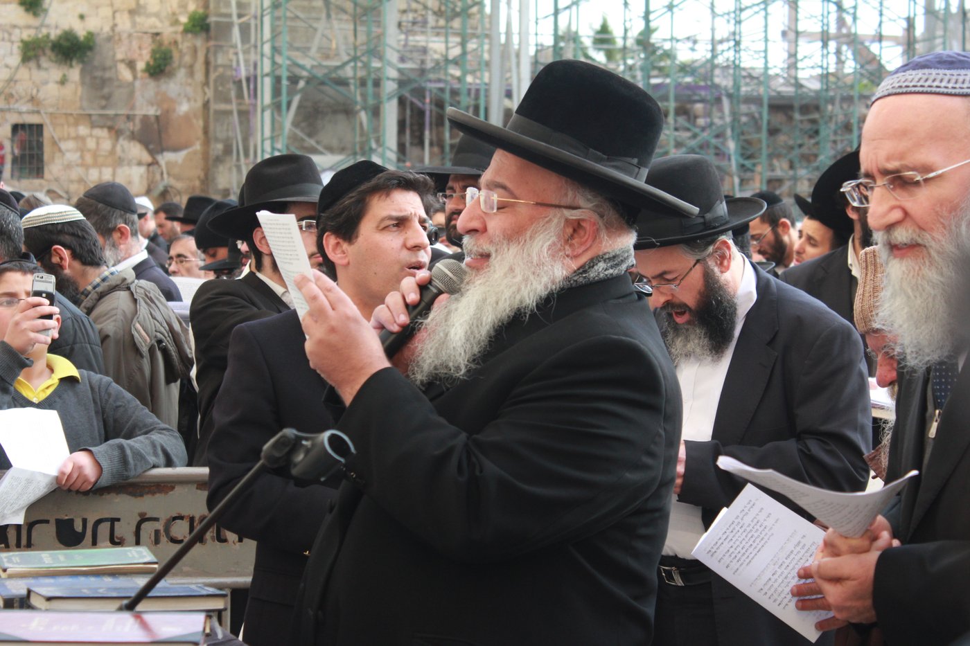 צפו: תפילה לרפואת הרב יוסף