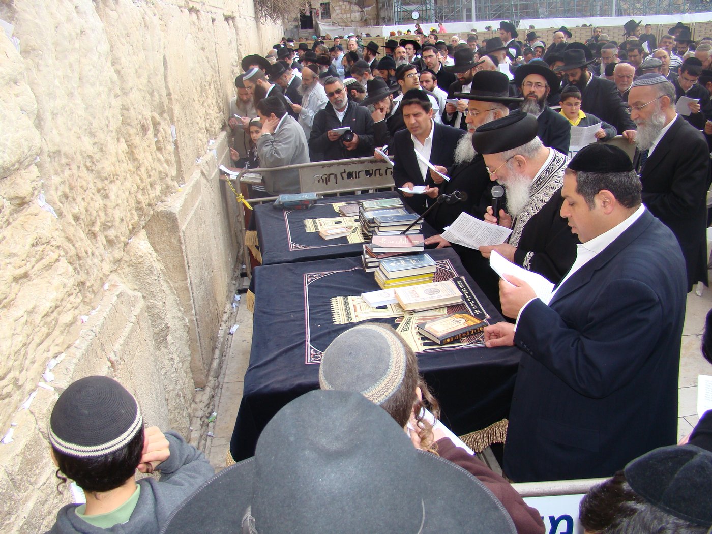 צפו: תפילה לרפואת הרב יוסף