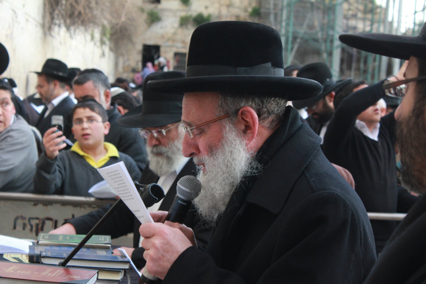 צפו: תפילה לרפואת הרב יוסף