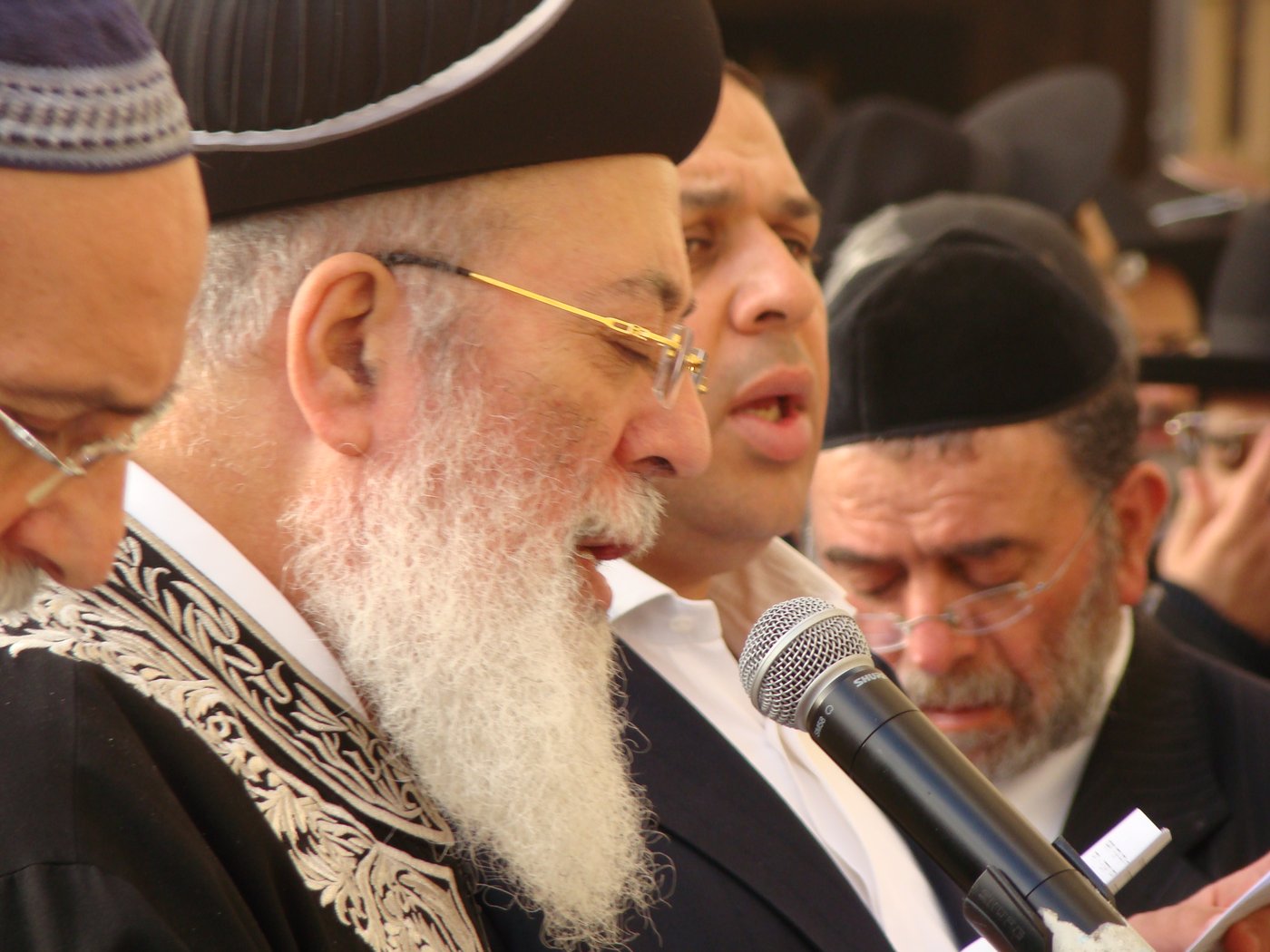 צפו: תפילה לרפואת הרב יוסף