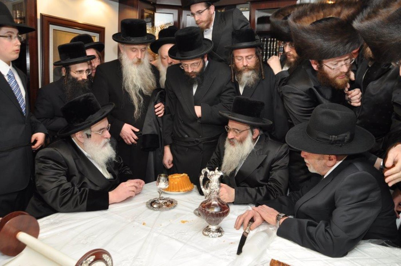 גלריה: הכנסת ספר תורה בויז'ניץ