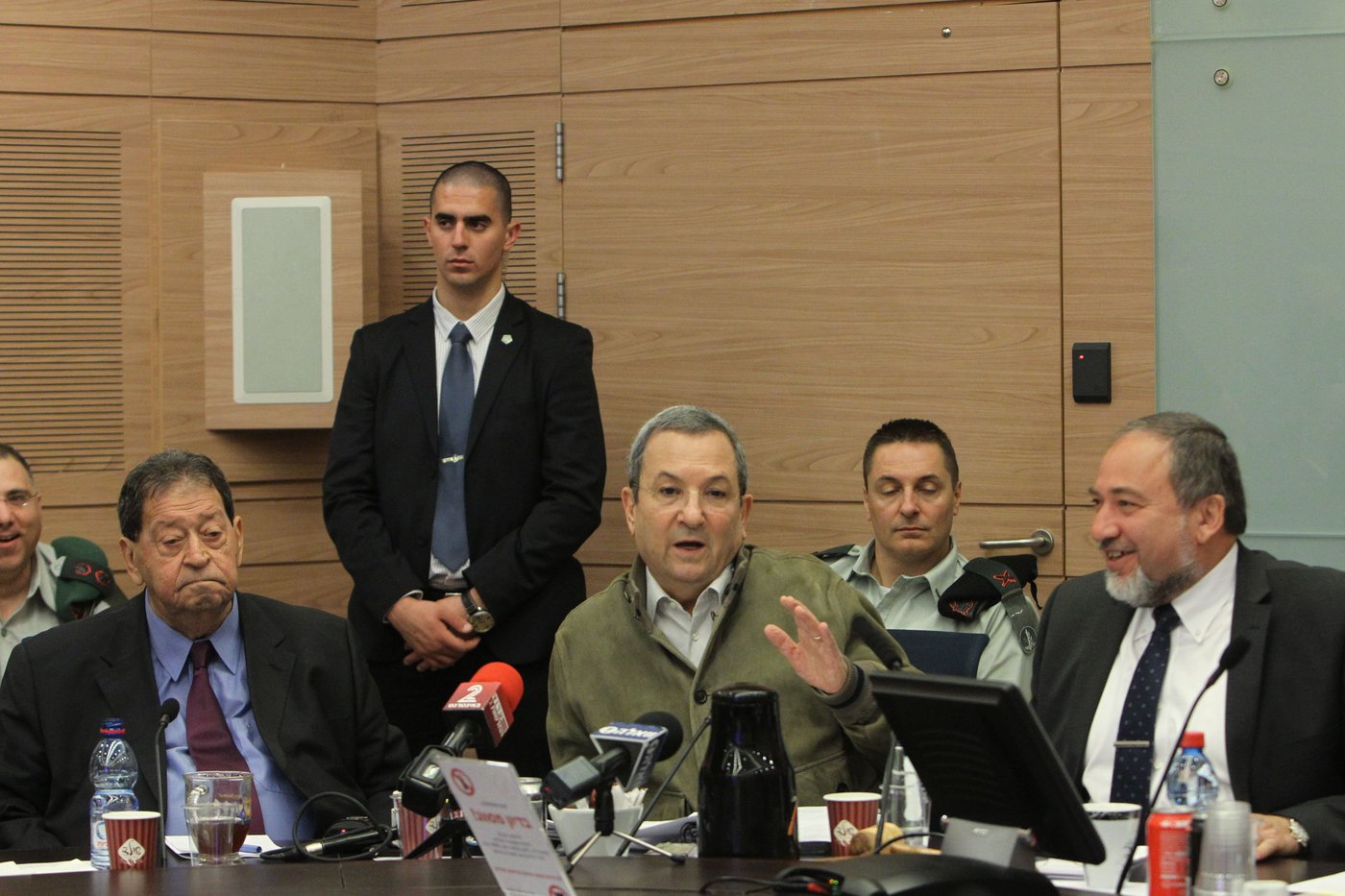 אהוד ברק נפרד מוועדת חוץ וביטחון: "לפנינו אתגרים מסובכים"