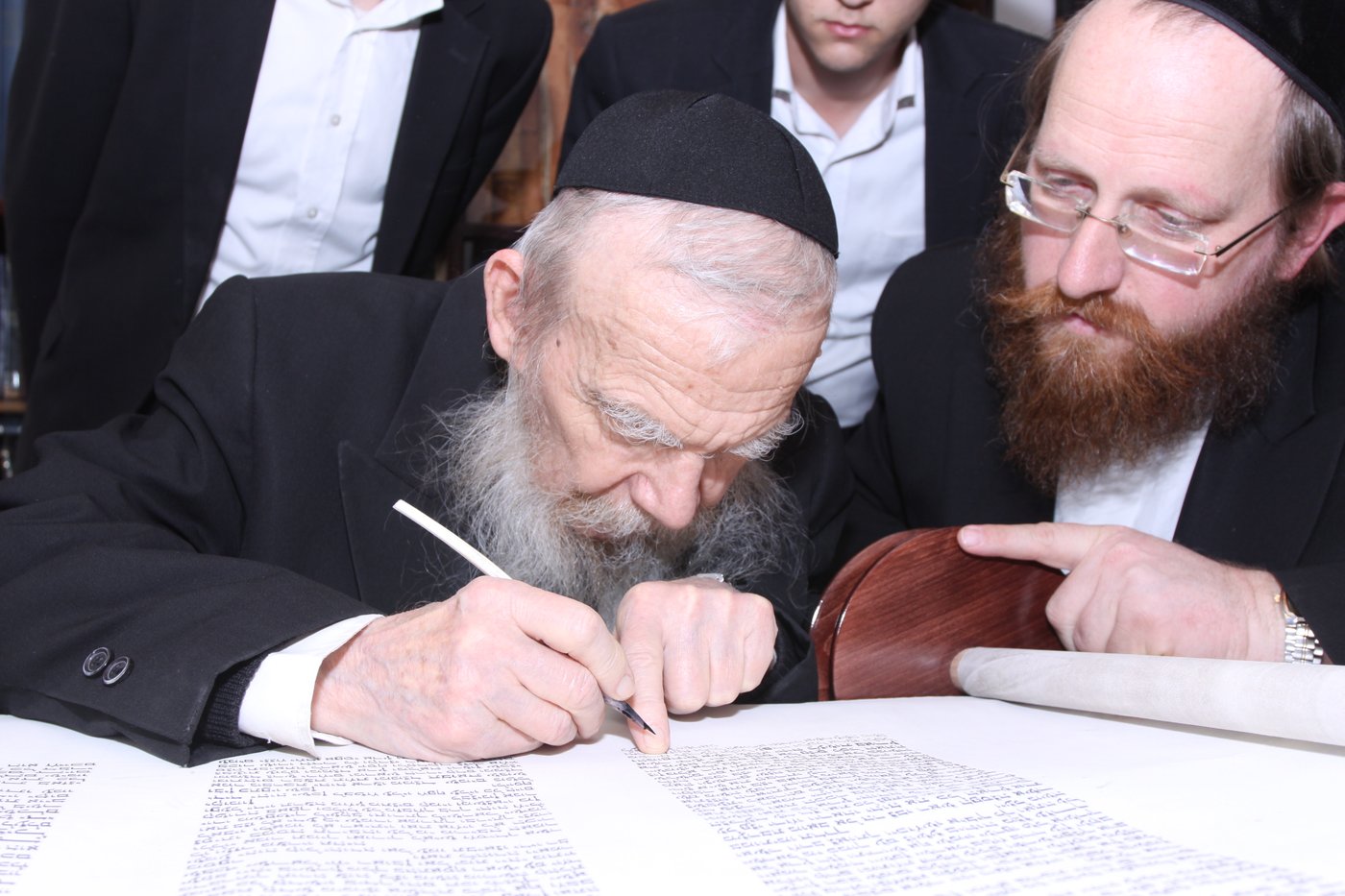 צפו: גדולי ישראל כותבים אות בספר התורה לע"נ הרב יונגרמן