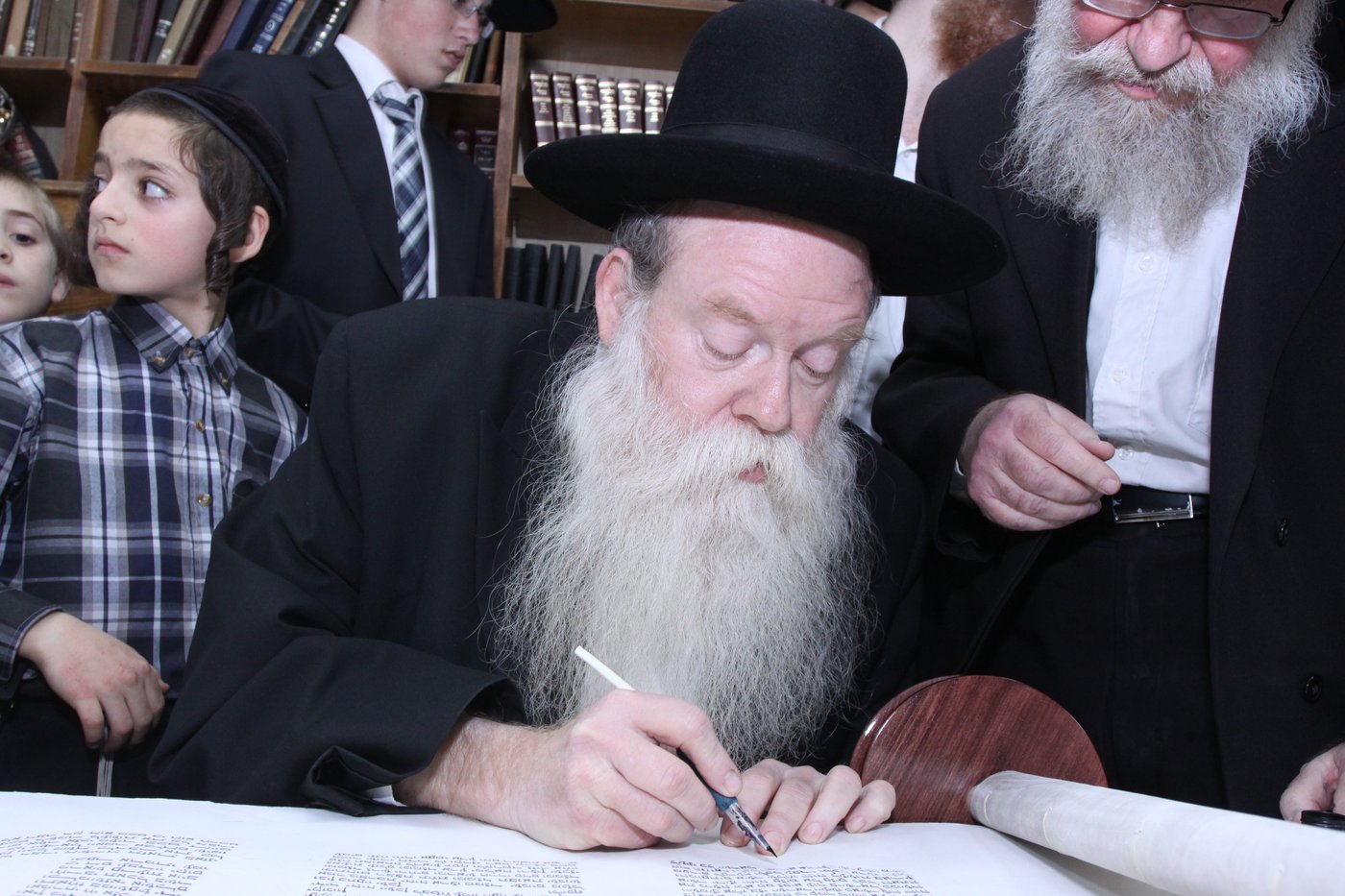 צפו: גדולי ישראל כותבים אות בספר התורה לע"נ הרב יונגרמן