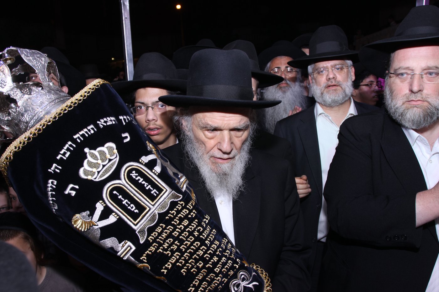 צפו: גדולי ישראל כותבים אות בספר התורה לע"נ הרב יונגרמן