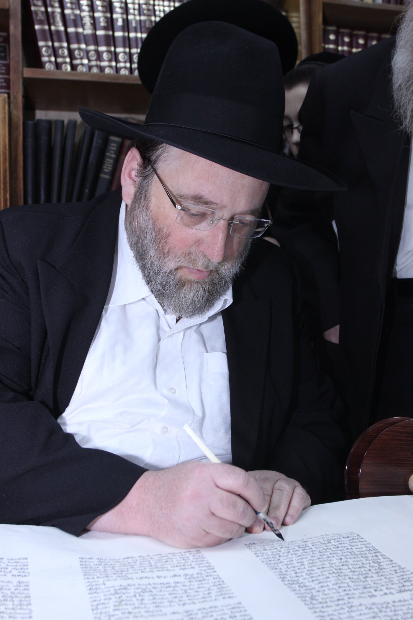 צפו: גדולי ישראל כותבים אות בספר התורה לע"נ הרב יונגרמן