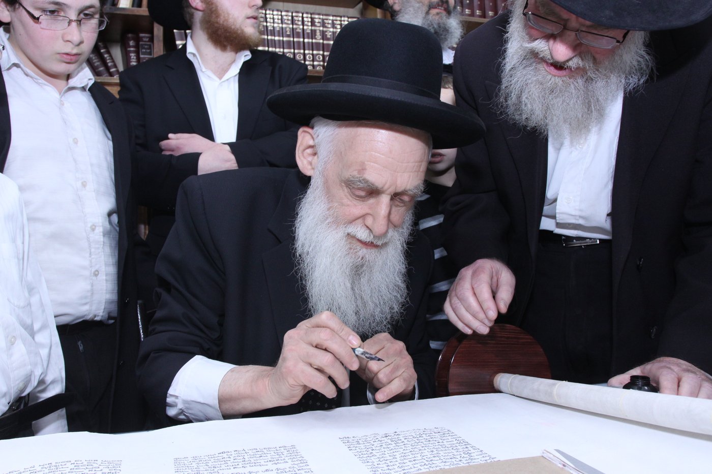 צפו: גדולי ישראל כותבים אות בספר התורה לע"נ הרב יונגרמן
