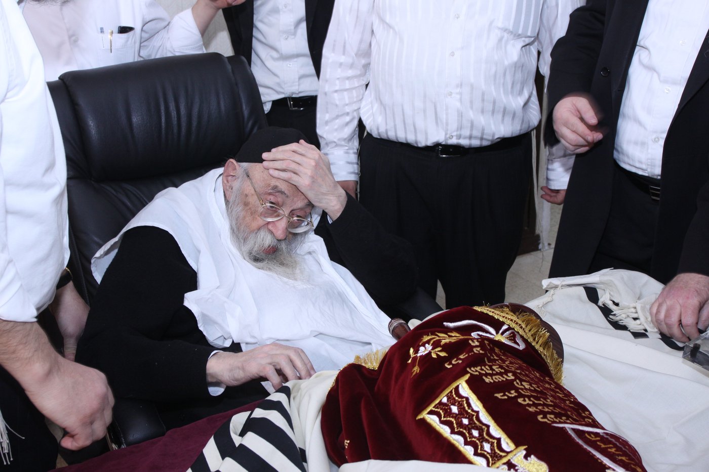 צפו: גדולי ישראל כותבים אות בספר התורה לע"נ הרב יונגרמן