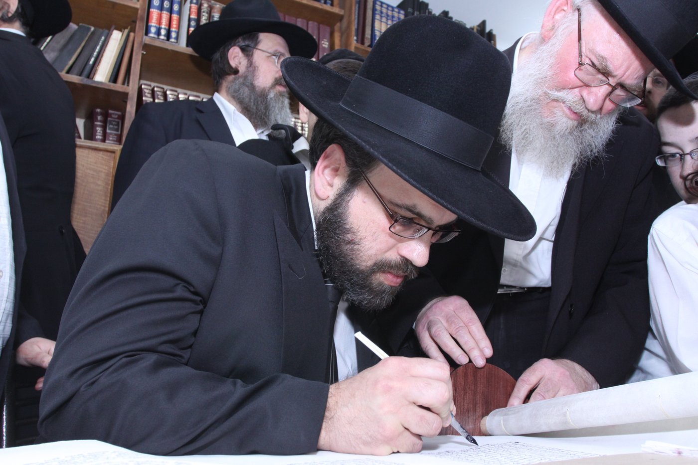 צפו: גדולי ישראל כותבים אות בספר התורה לע"נ הרב יונגרמן