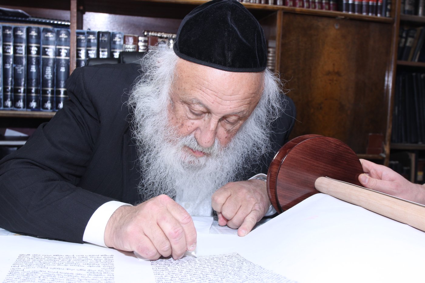 צפו: גדולי ישראל כותבים אות בספר התורה לע"נ הרב יונגרמן