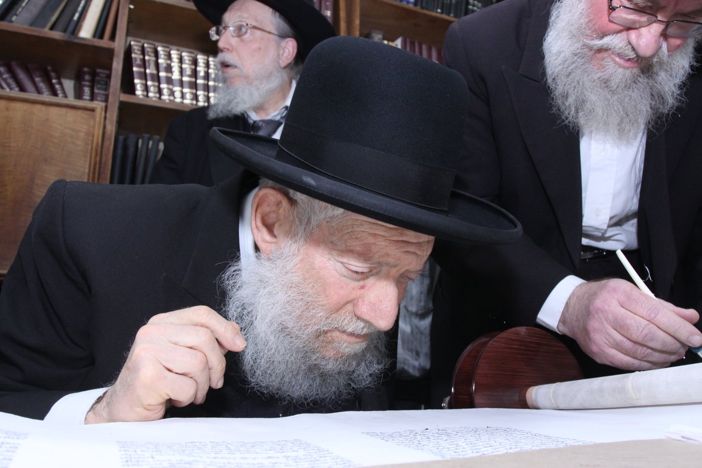 צפו: גדולי ישראל כותבים אות בספר התורה לע"נ הרב יונגרמן