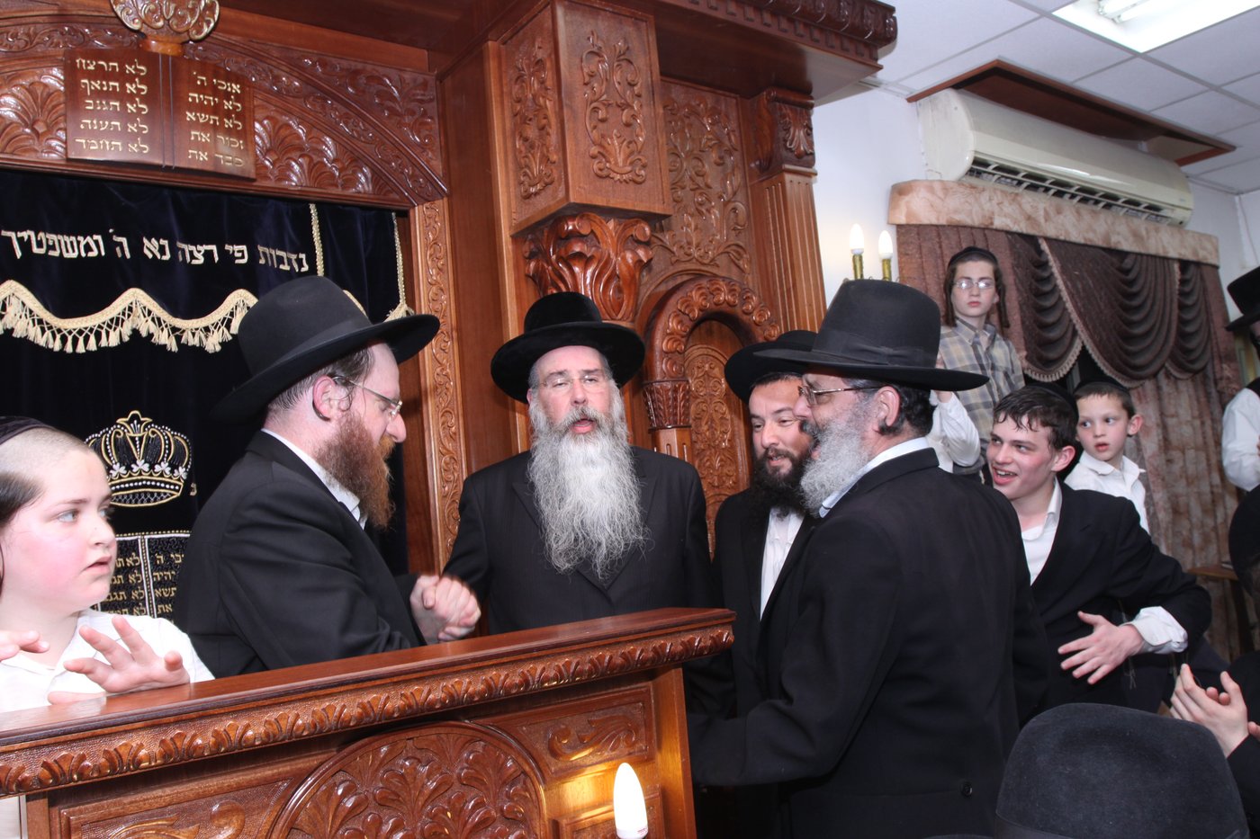 צפו: גדולי ישראל כותבים אות בספר התורה לע"נ הרב יונגרמן