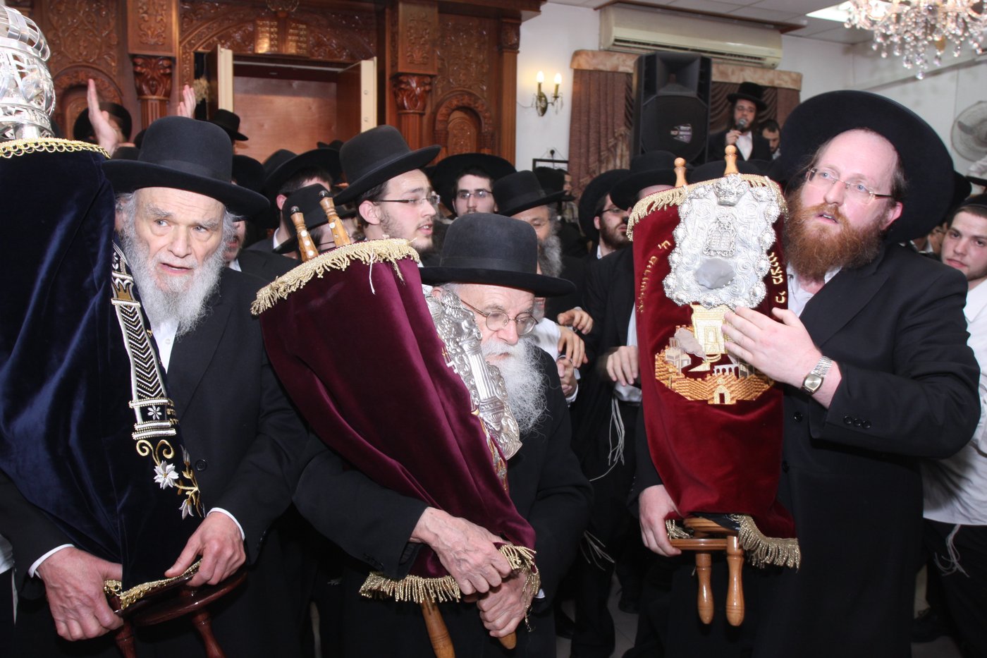 צפו: גדולי ישראל כותבים אות בספר התורה לע"נ הרב יונגרמן