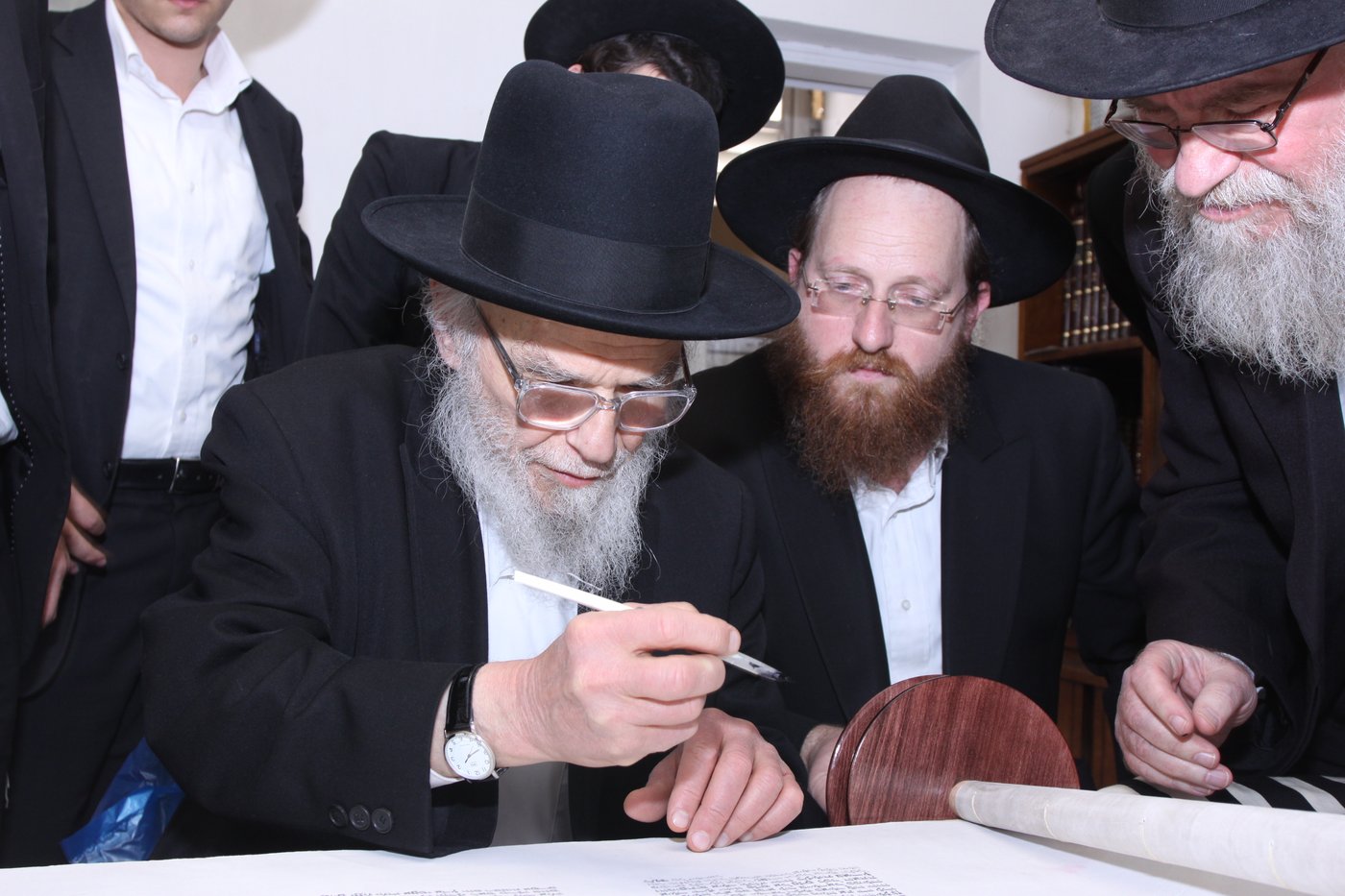 צפו: גדולי ישראל כותבים אות בספר התורה לע"נ הרב יונגרמן