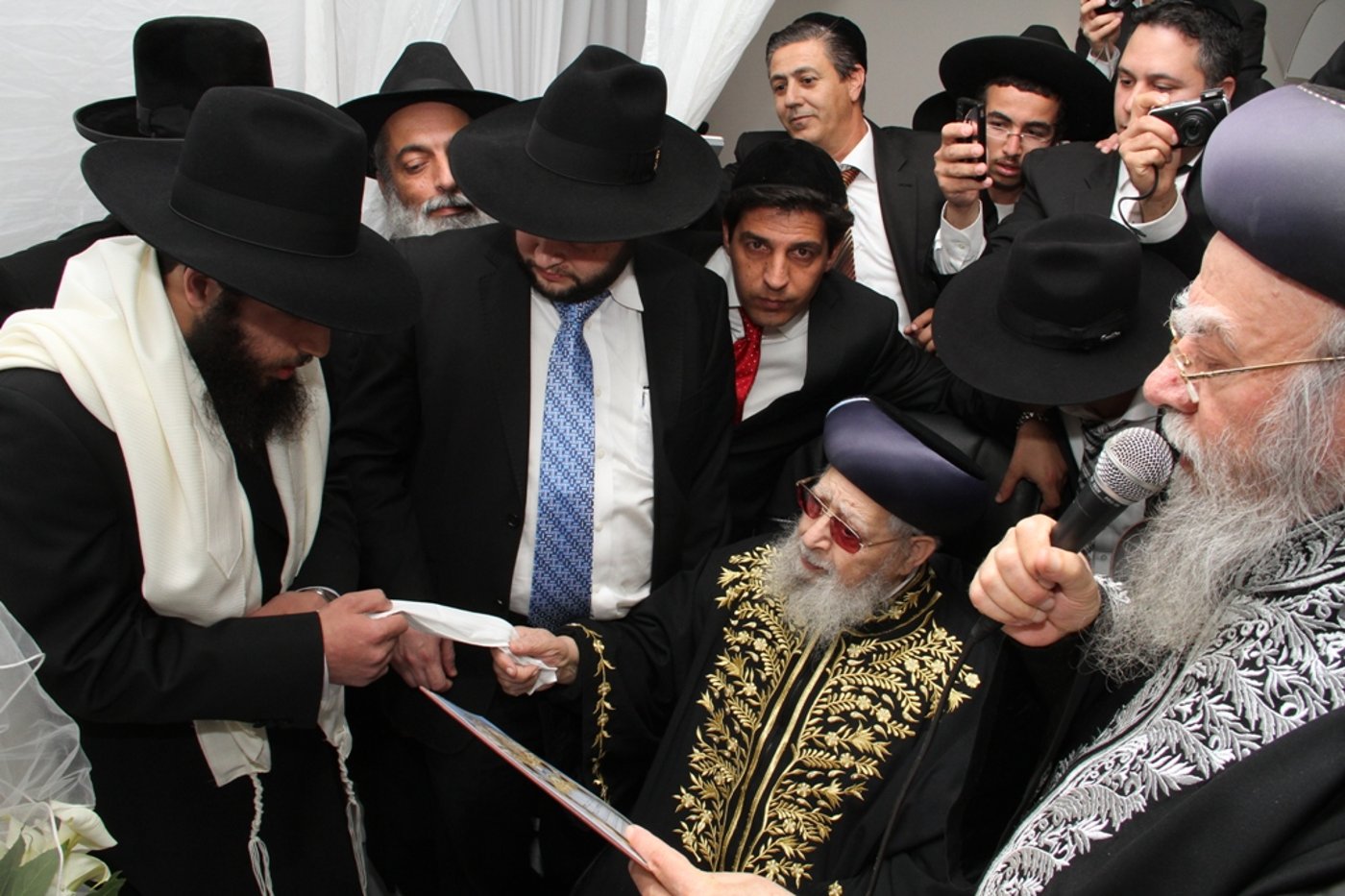 מרן הרב עובדיה יוסף סידר קידושין בחתונת בת הרב בניהו שמואלי