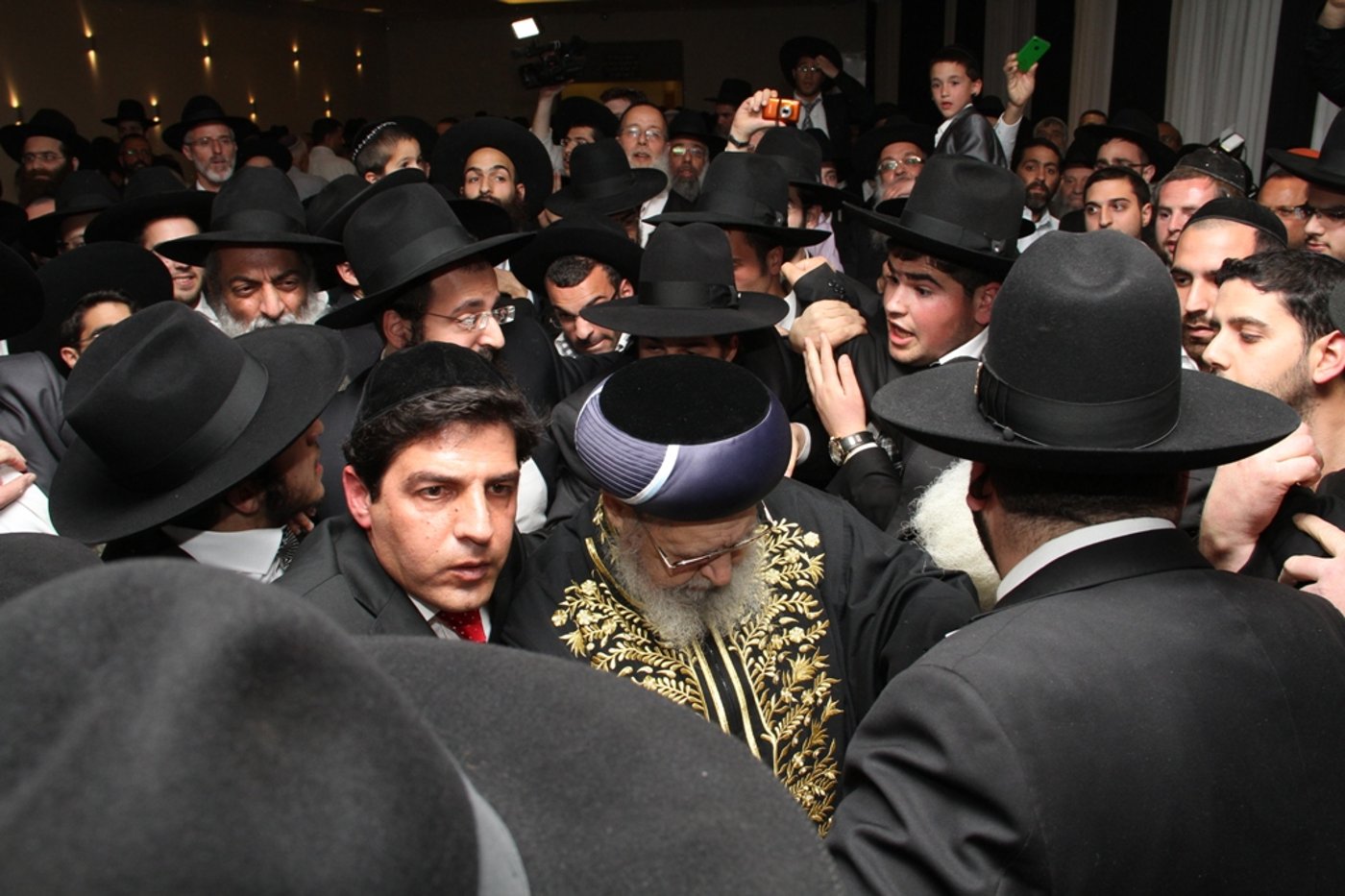 מרן הרב עובדיה יוסף סידר קידושין בחתונת בת הרב בניהו שמואלי