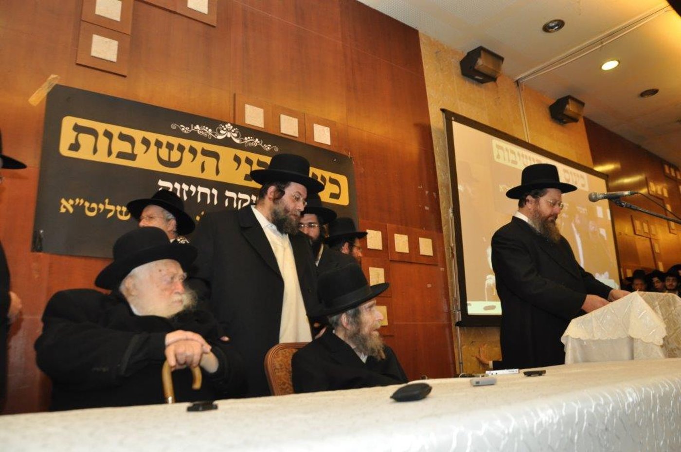 הרב שטיינמן זעק: "רוצים להחריב את עולם התורה"