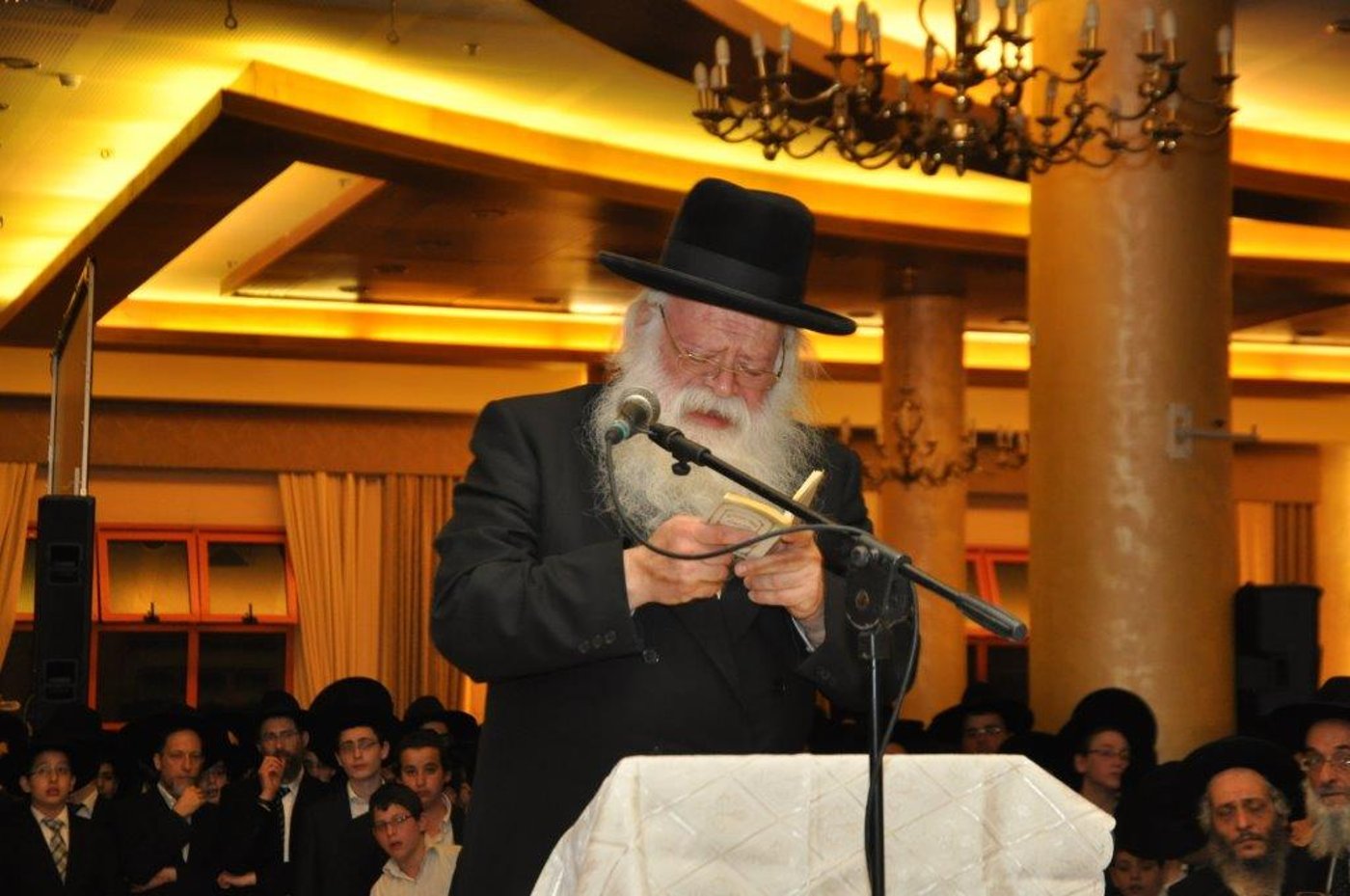 הרב שטיינמן זעק: "רוצים להחריב את עולם התורה"