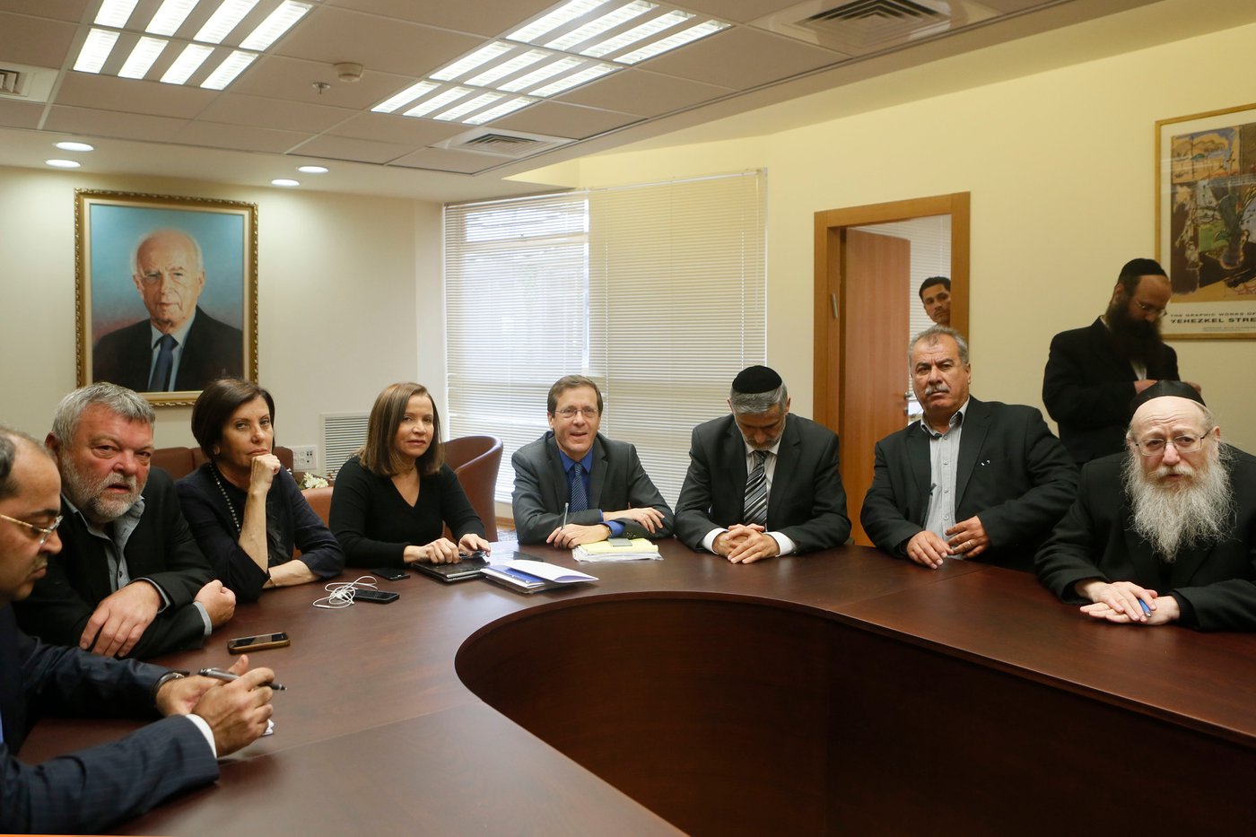 ראשי הסיעות נערכים לישיבה באופוזיציה • תמונות