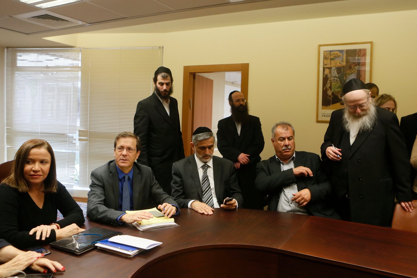 ראשי הסיעות נערכים לישיבה באופוזיציה • תמונות