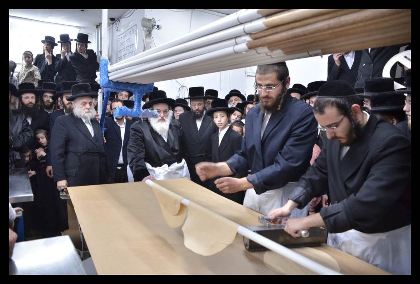 צפו: האדמו"ר מויז'ניץ באפיית מצות
