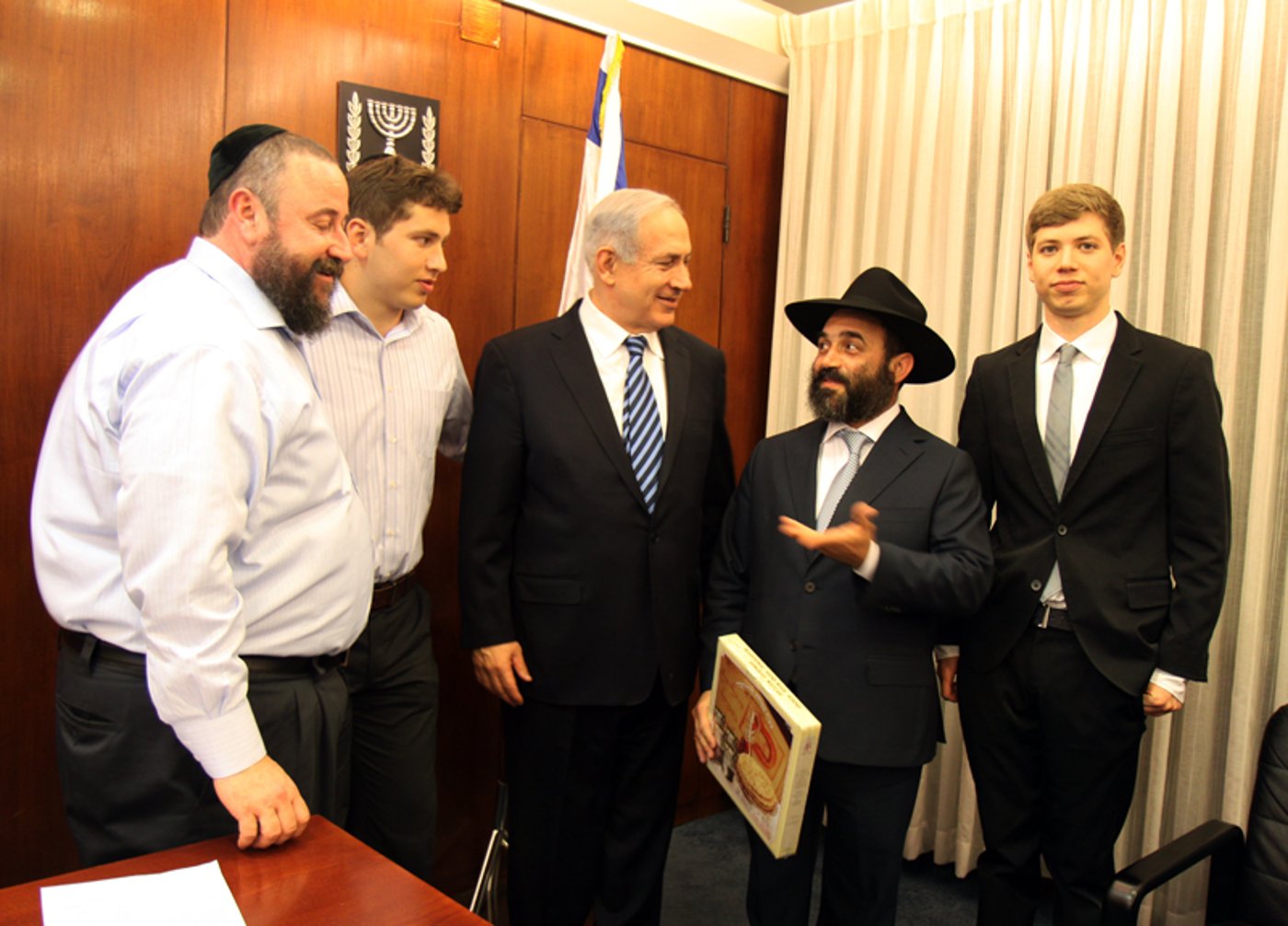 רגע לפני השבעת הממשלה, נתניהו קיבל מצות לפסח
