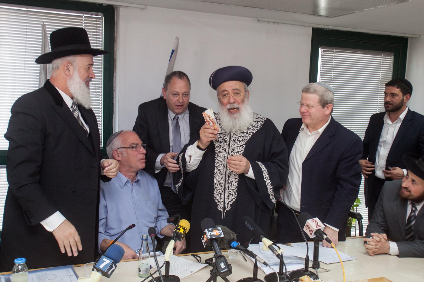 הרבנים הראשיים מכרו את החמץ של ישראל • תמונות