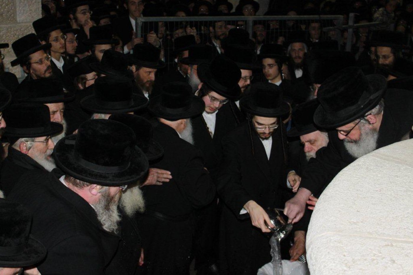 האדמו"ר מבעלזא במים שלנו • תמונות
