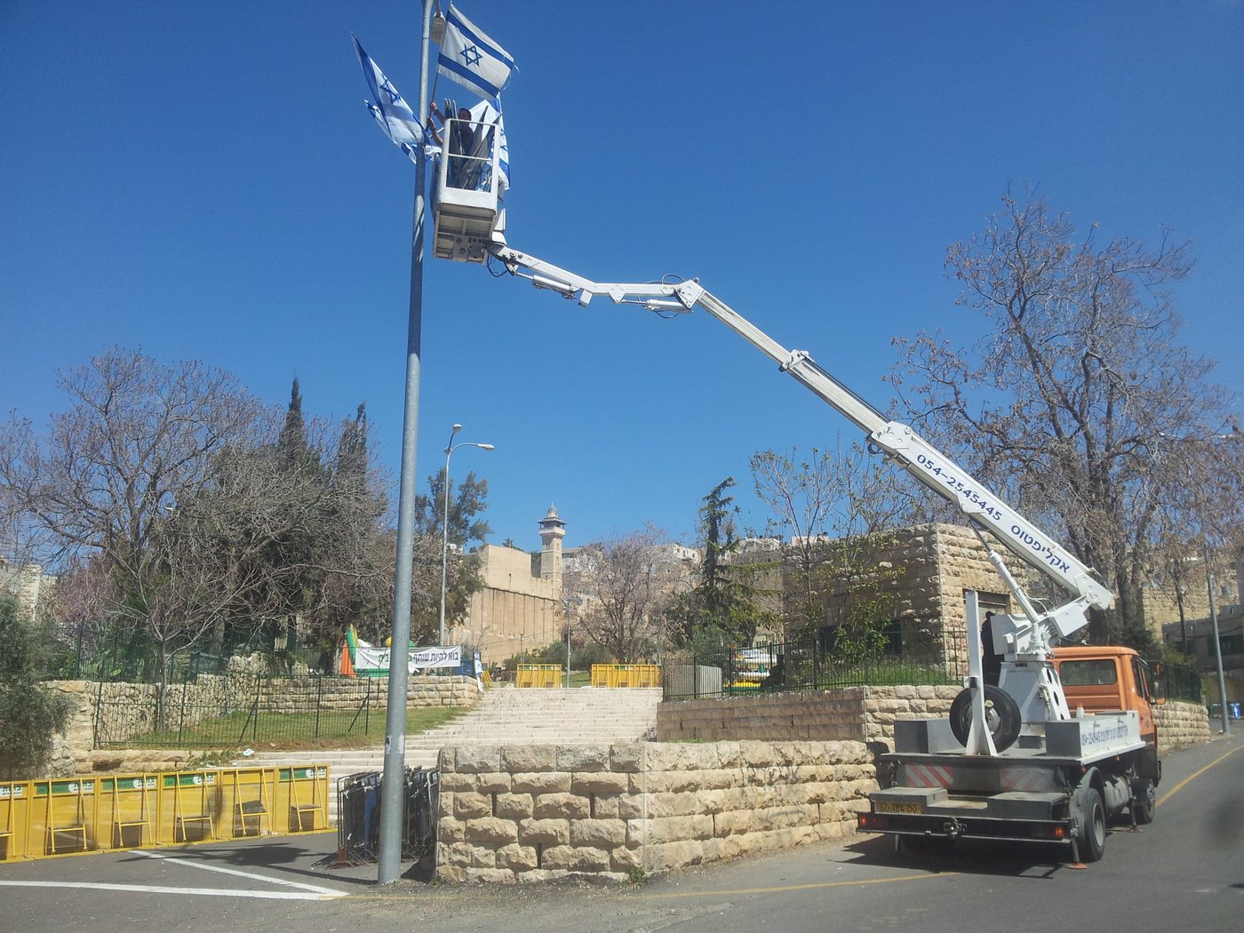 חברון לובשת חג לקראת אירועי החג