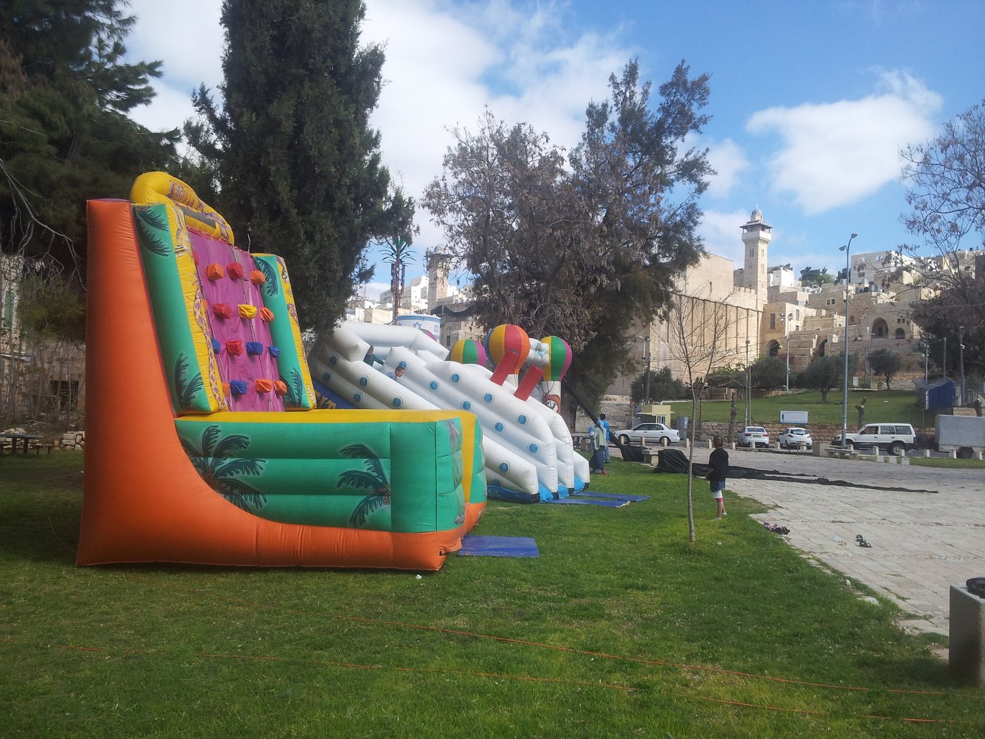 חברון לובשת חג לקראת אירועי החג