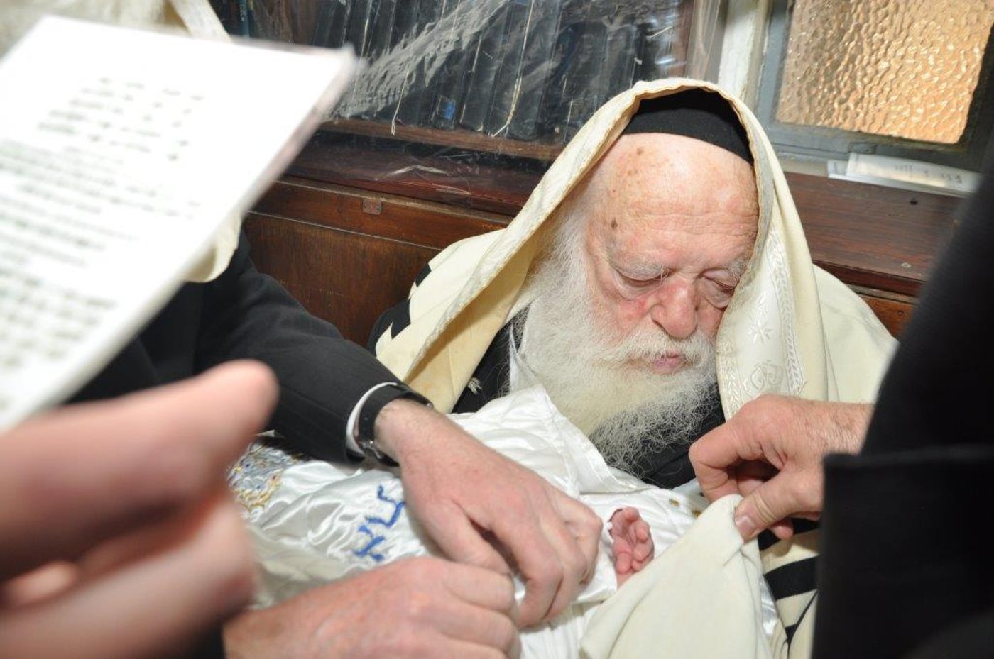 רבי חיים קנייבסקי סיים את כל התורה ושרף חמץ • צפו