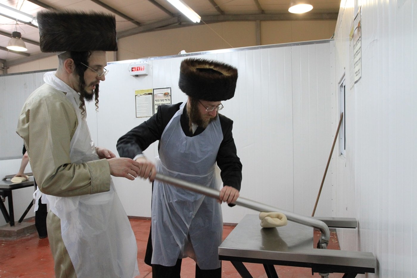 שלב אחר שלב: כך אופים מצות לחג הפסח