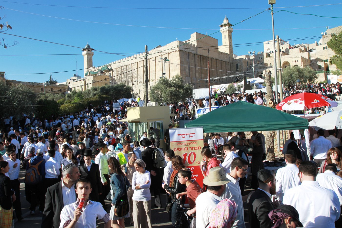 תיעוד ראשון: אלפים חוגגים בחברון
