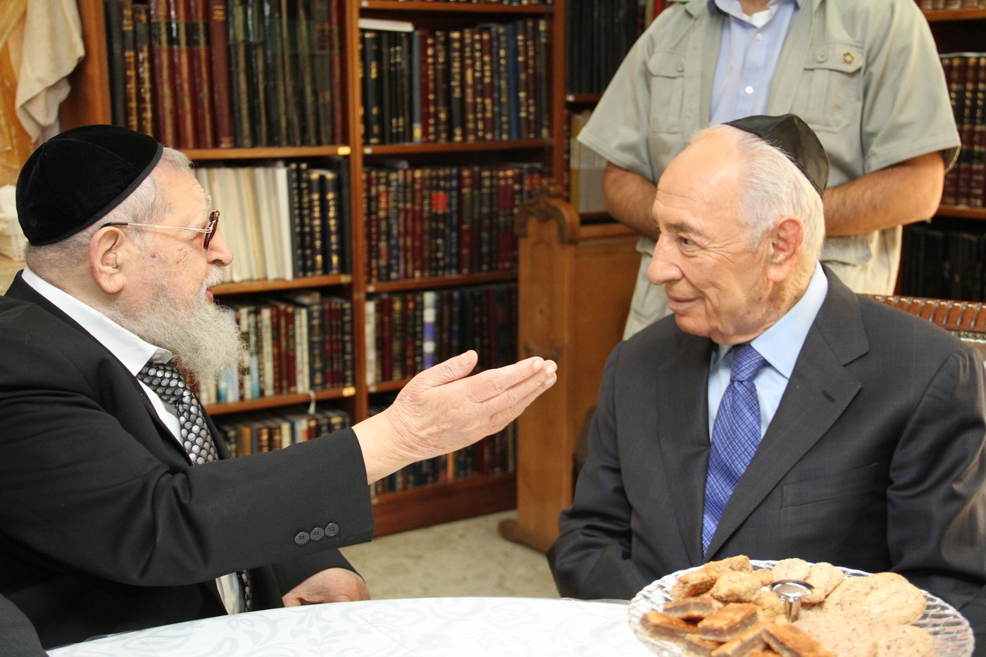 הנשיא פרס אצל הגר"ע: "עלינו לשמור על התורה"
