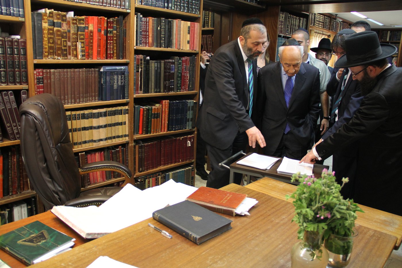 הנשיא פרס אצל הגר"ע: "עלינו לשמור על התורה"