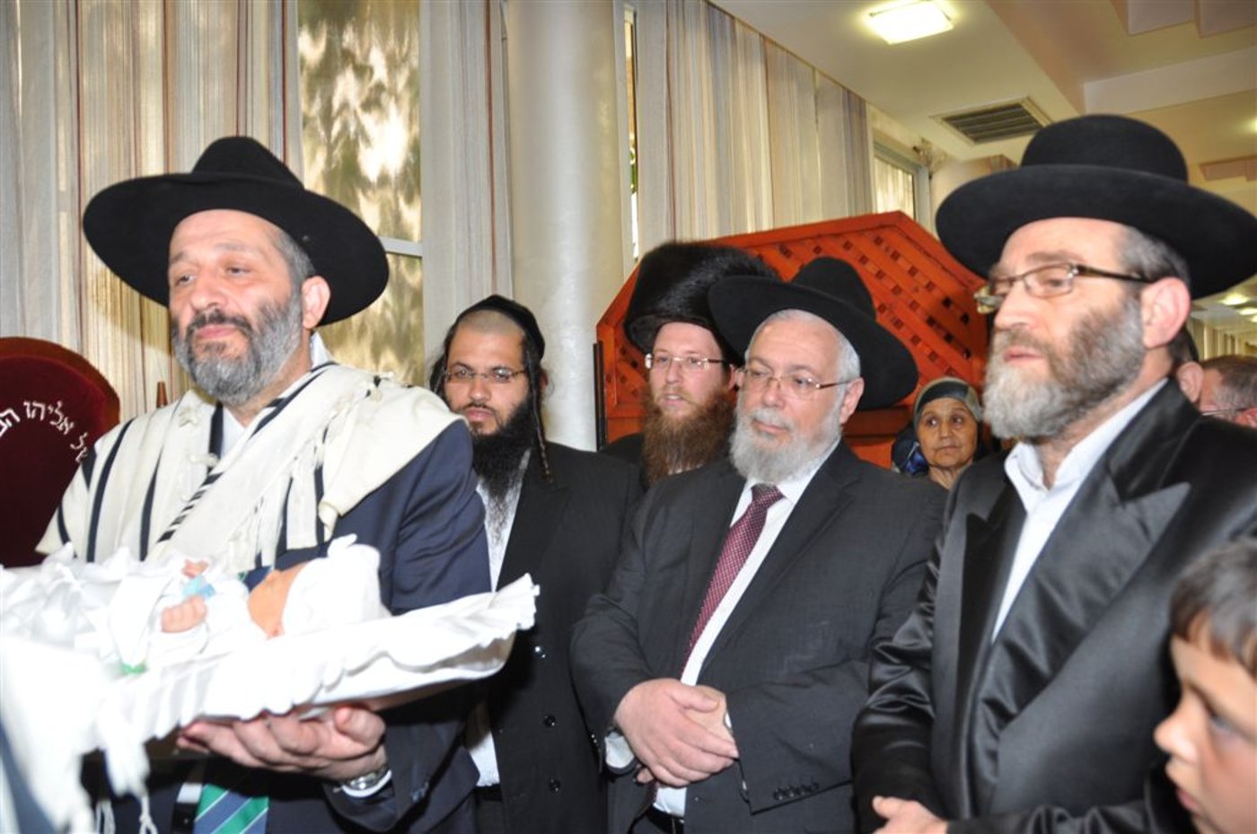 דרעי בעמידה בברכות. נראים: משה גפניי ויצחק עידן