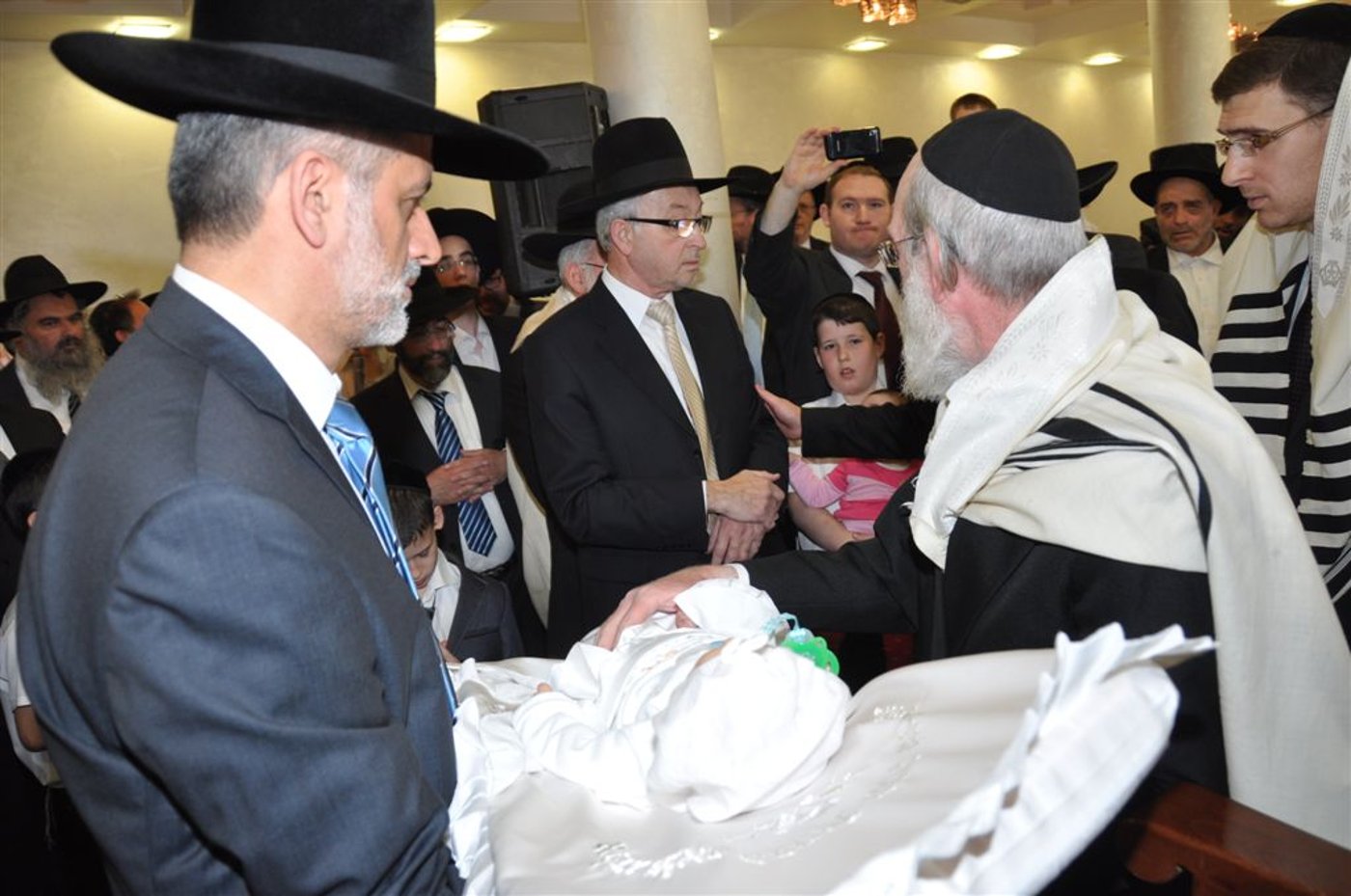 אלי ישי מכובד מהכסא של אליהו