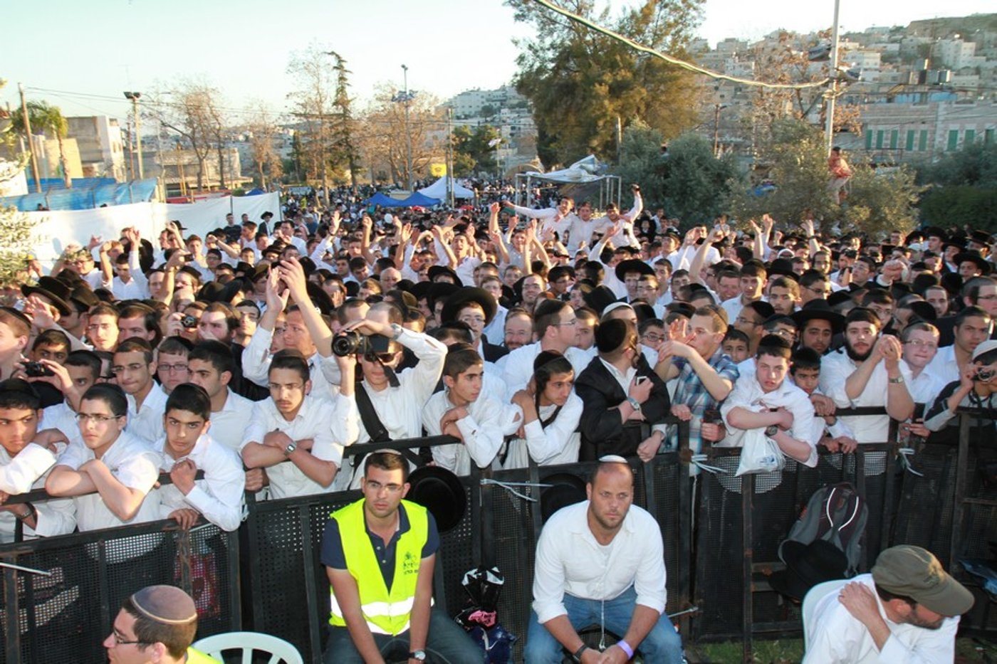 למעלה מ-50,000 איש עלו לחברון בחג הפסח • גלריה