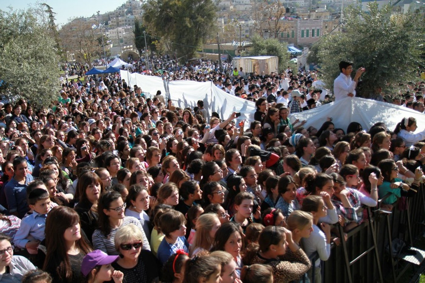 למעלה מ-50,000 איש עלו לחברון בחג הפסח • גלריה