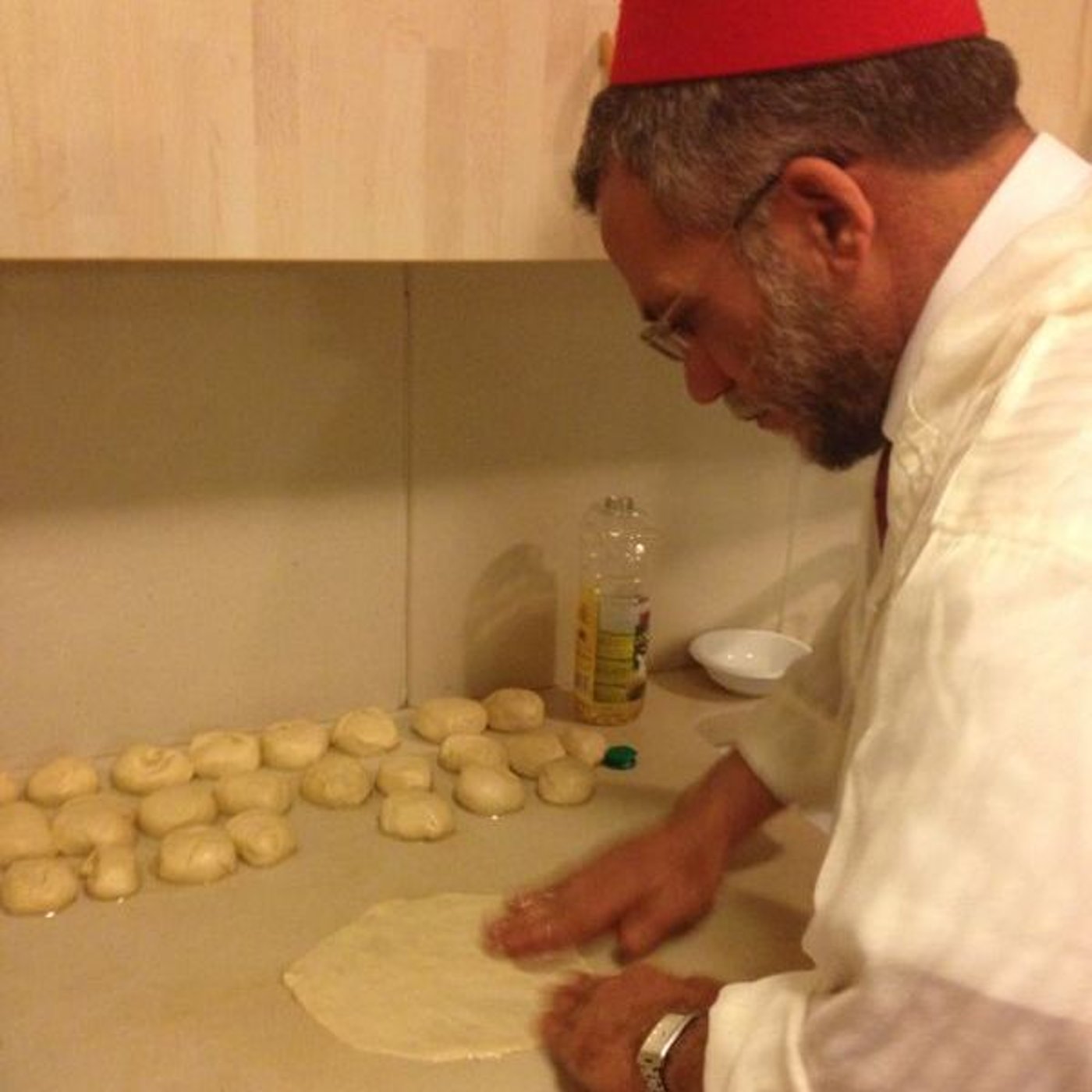 הזמין את האחים. צוריאל קריספל מכין מופלטה