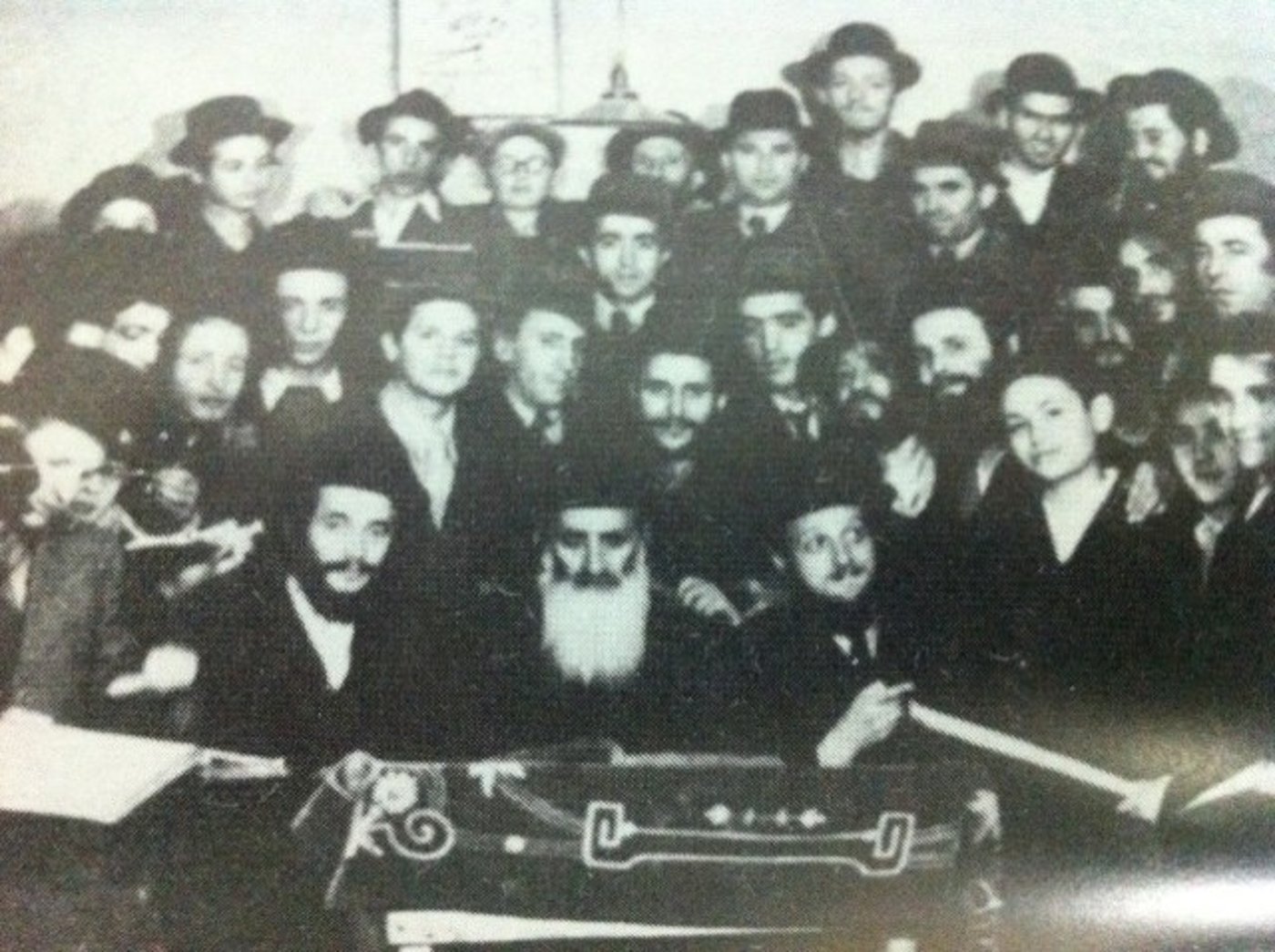 הרב מויז'ניץ עם צעירים יהודיים לאחר השואה