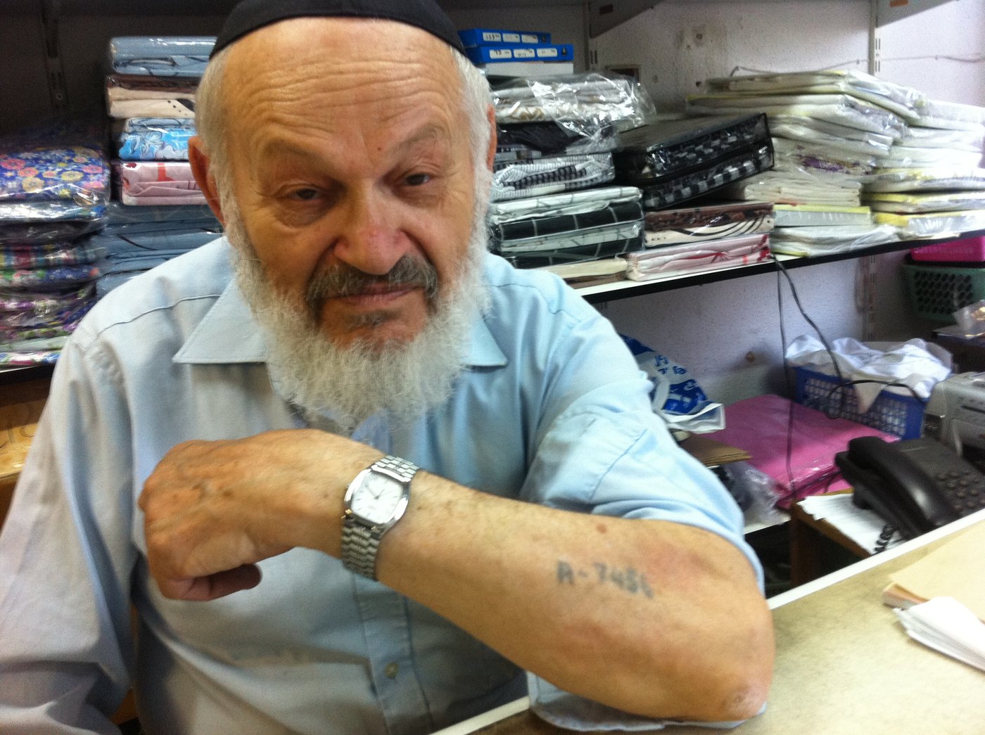 ר' זלמן כהן מציג את הקעקוע על זרועו