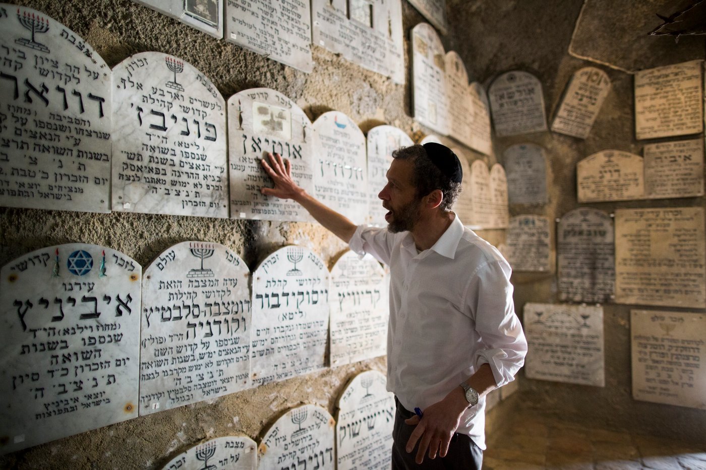 ערב יום השואה: חרדים מבקרים ב"מרתף השואה"