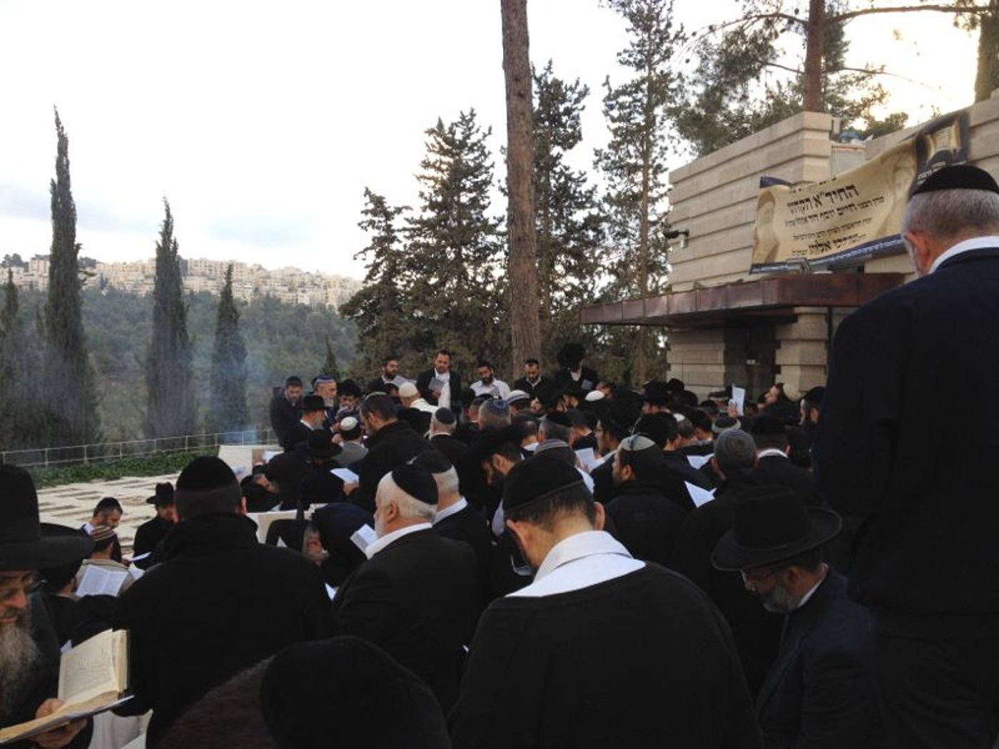 צפו: מאות בתפילה לרפואת הרב יעקב יוסף