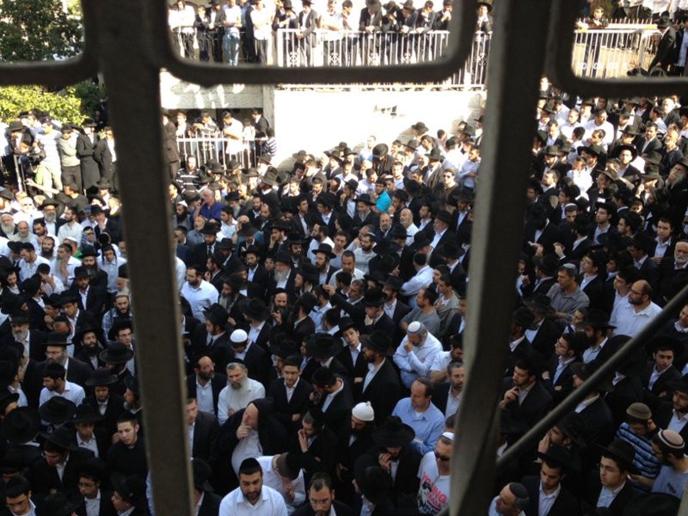 וכל בית ישראל יבכו: המונים בהלווית הגאון הרב יעקב יוסף זצ"ל