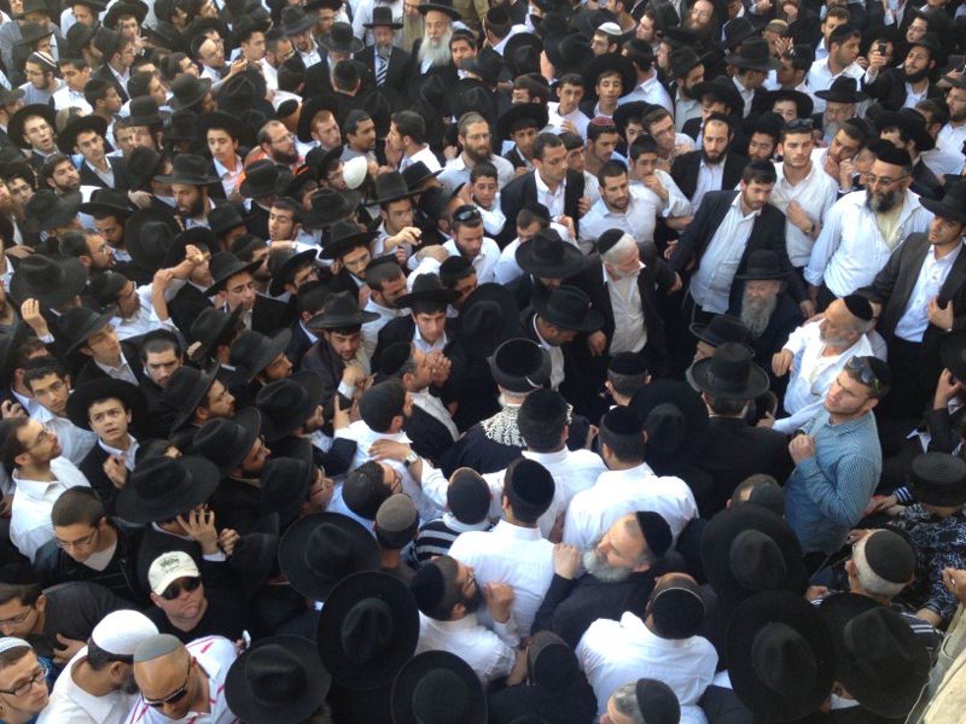 וכל בית ישראל יבכו: המונים בהלווית הגאון הרב יעקב יוסף זצ"ל